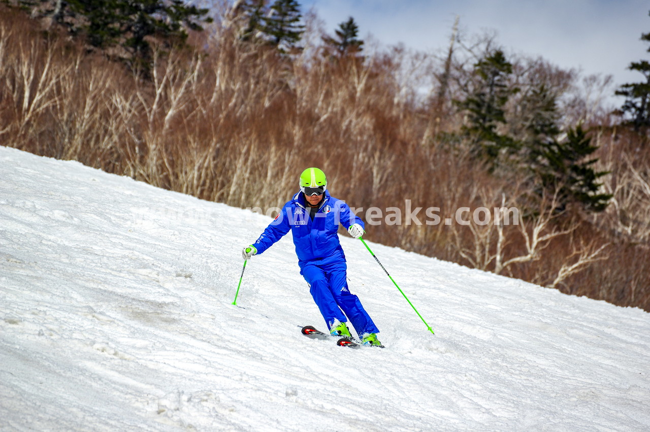 札幌国際スキー場 Mt.石井スポーツ ISHII SKI ACADEMY 校長・斉藤人之さんによる『斉藤塾』開講。本日のテーマは、「春雪！コブからスキーのたわみを楽しむ！！」(^^)v